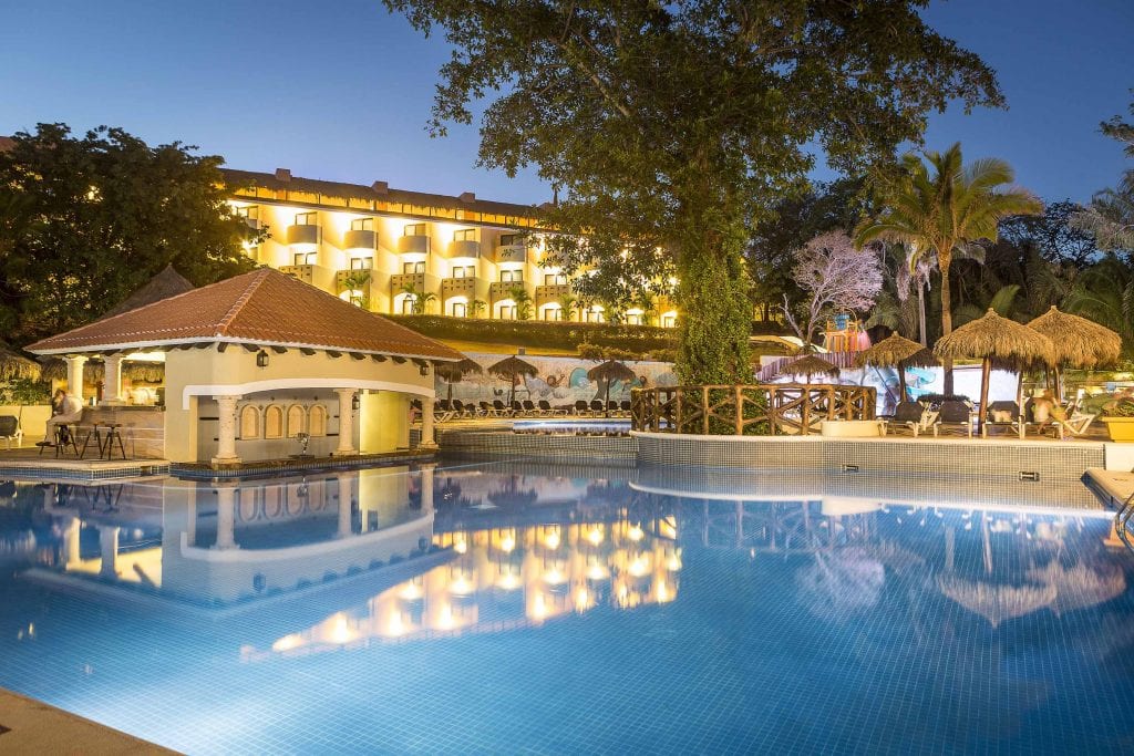 Grand-Palladium-Vallarta-Resort-Spa-Swim-up-bar
