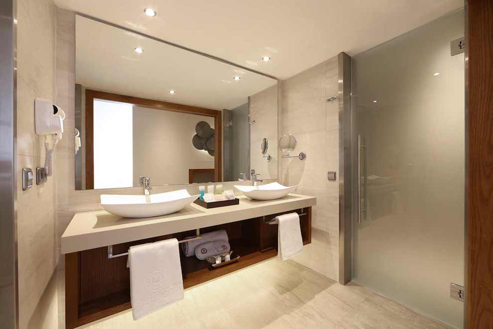 Family-Club-One-Bedroom-Suite-wc