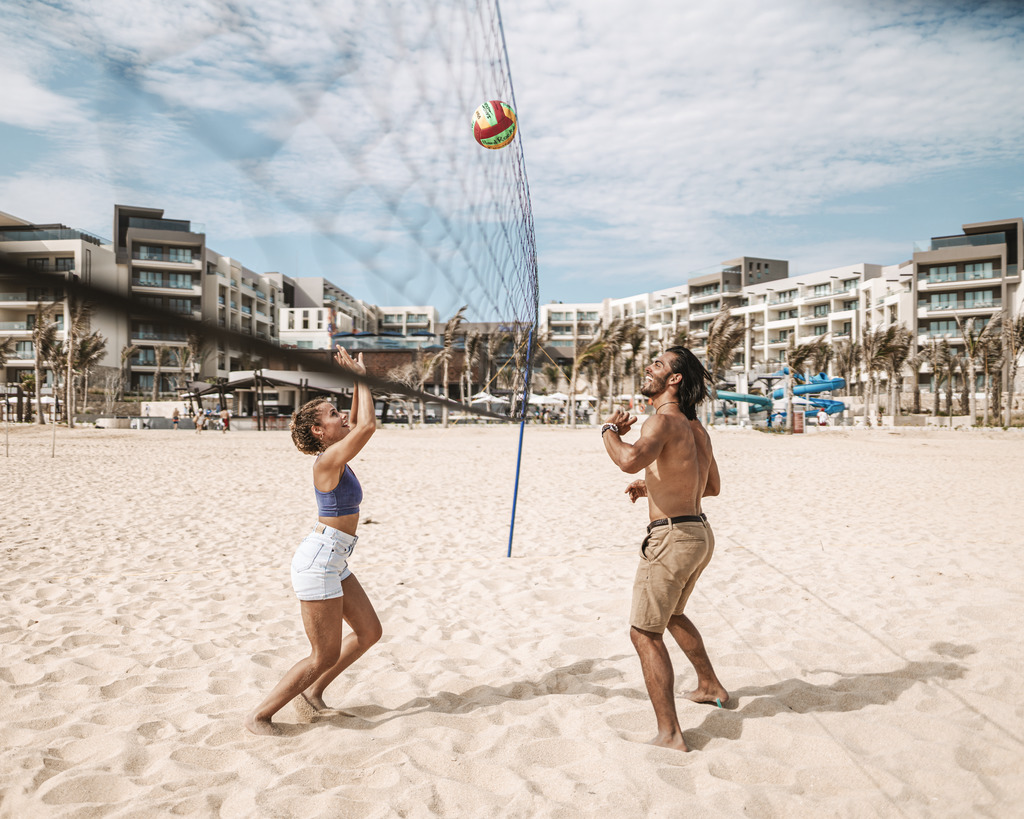 HRHLosCabos_Lifestyle_Couple Volleyball