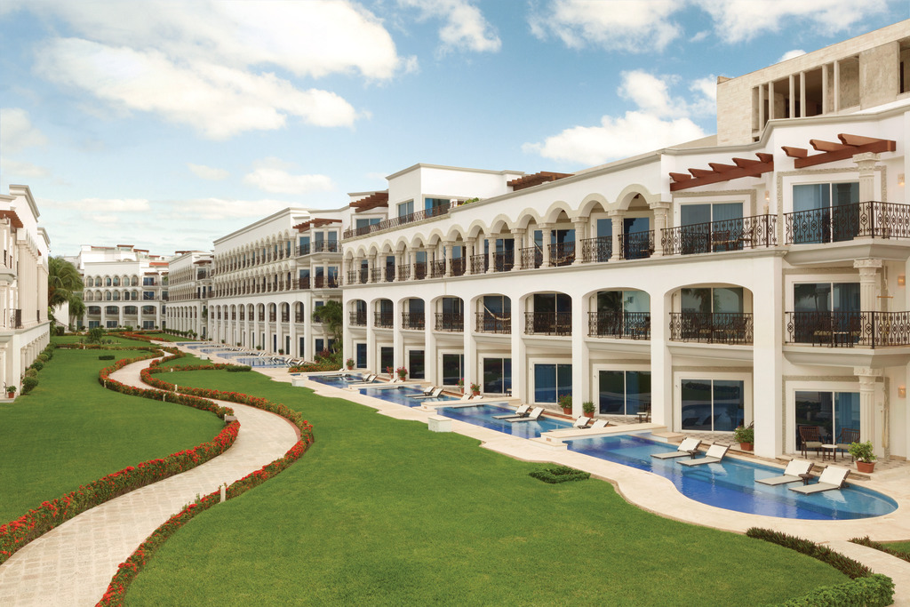 Hilton-Playa-del-Carmen-Outdoor-Swim-Up-Suites