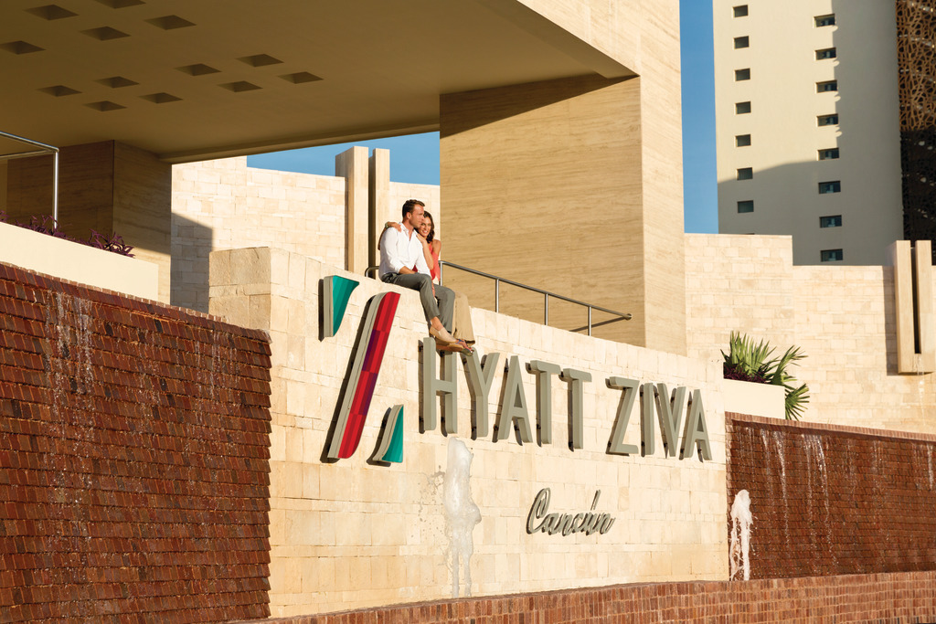 Hyatt-Ziva-Cancun-Front-Sign-Couple