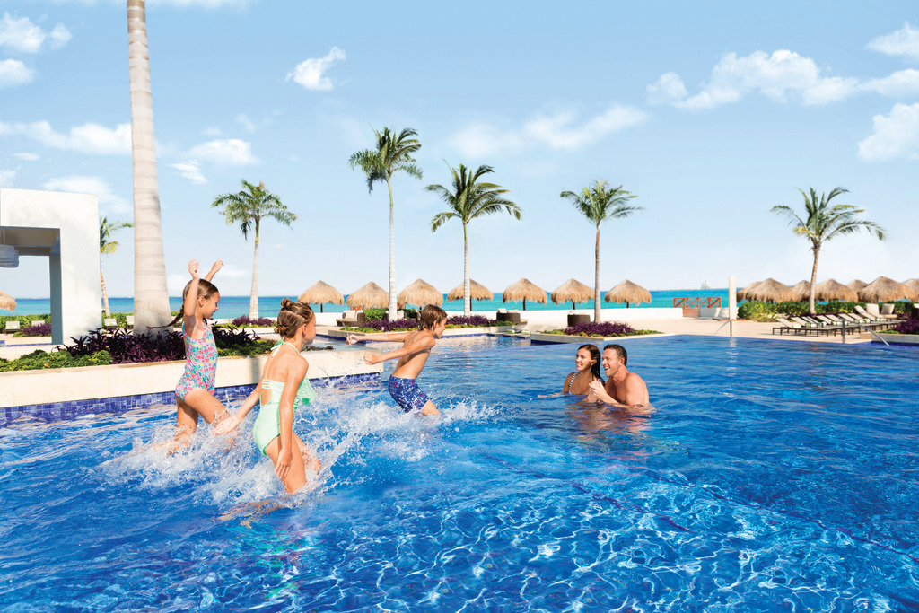 Hyatt-Ziva-Cancun-Main-Pool-Family-10
