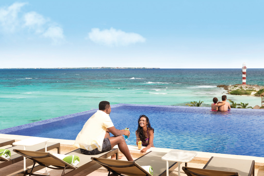Hyatt-Ziva-Cancun-Rooftop-Pool-Couples