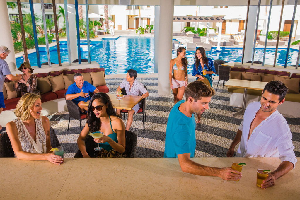Hyatt-Ziva-Los-Cabos-Baja-Bar-People-Enjoying-Drinks