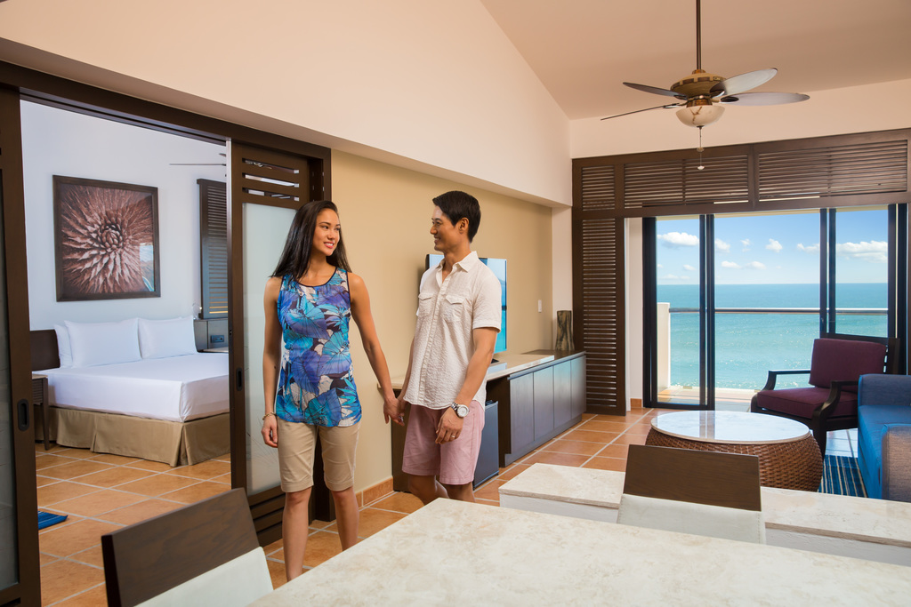 Hyatt-Ziva-Los-Cabos-Ocean-Front-One-Bedroom-Master-Suite-Couple-2