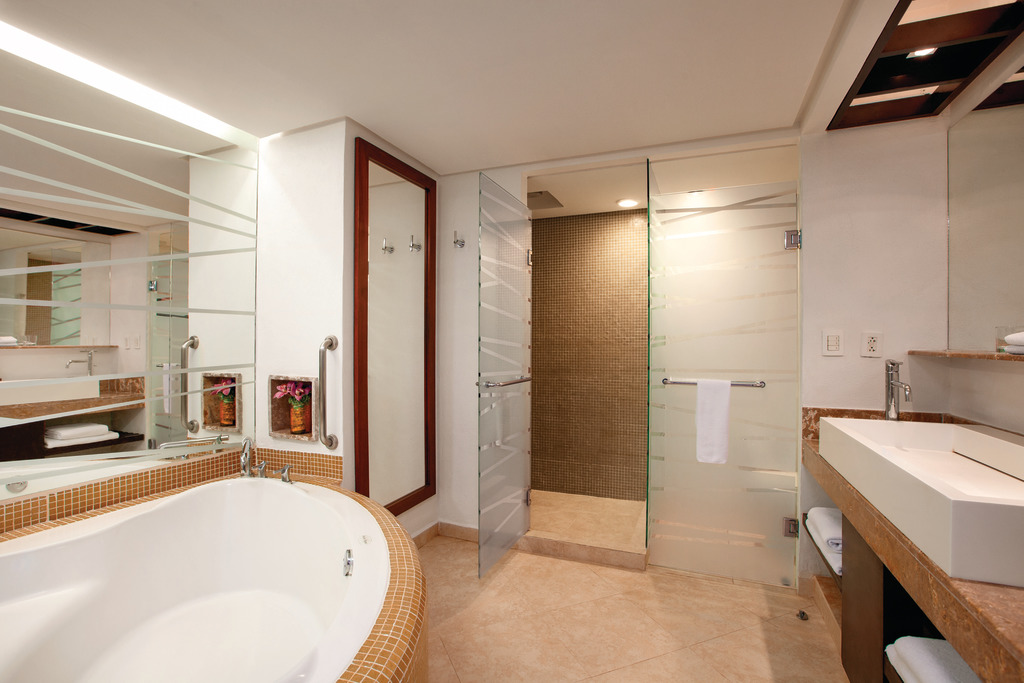 Hyatt-Ziva-Puerto-Vallarta-Club-Ocean-View-Suite-King-Bathroom