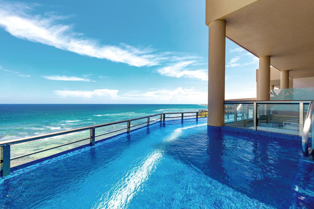 EDSS Oceanfront Infinity Pool Balcony View A