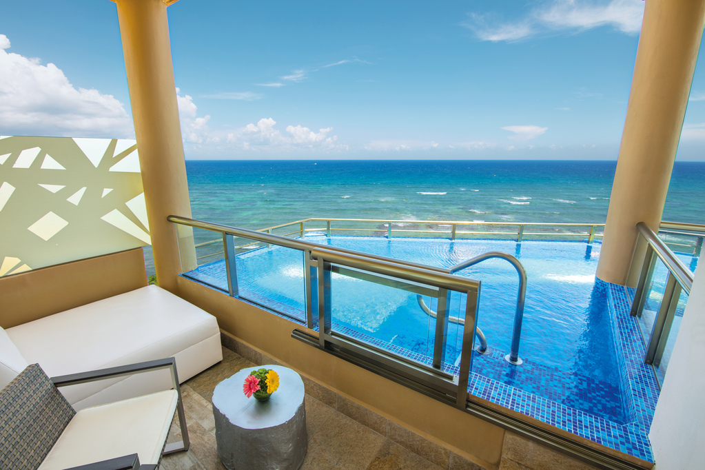 EDSS Oceanfront Infinity Pool Balcony View B