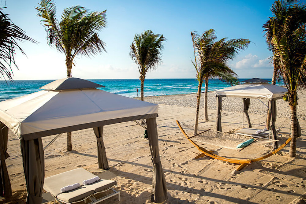 AA-beach-hammock-aerial-le-blanc-spa-resort-cancun-gallery-image3-9abr-900×600