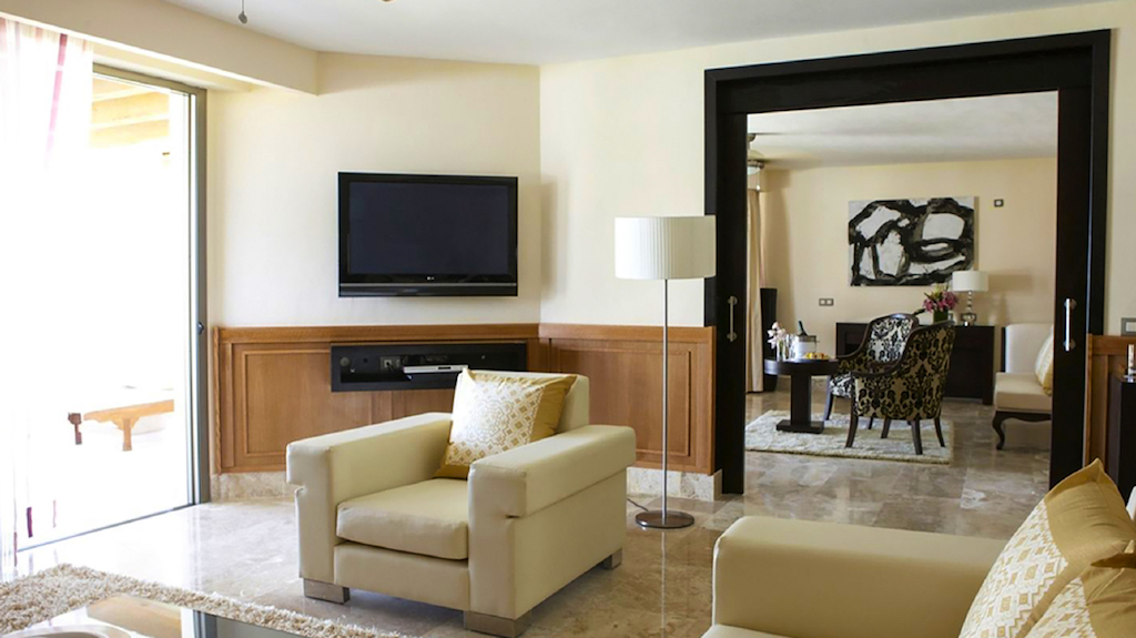 KK-EX-cancun-honeymoon-suites-with-jacuzzi-in-room-1